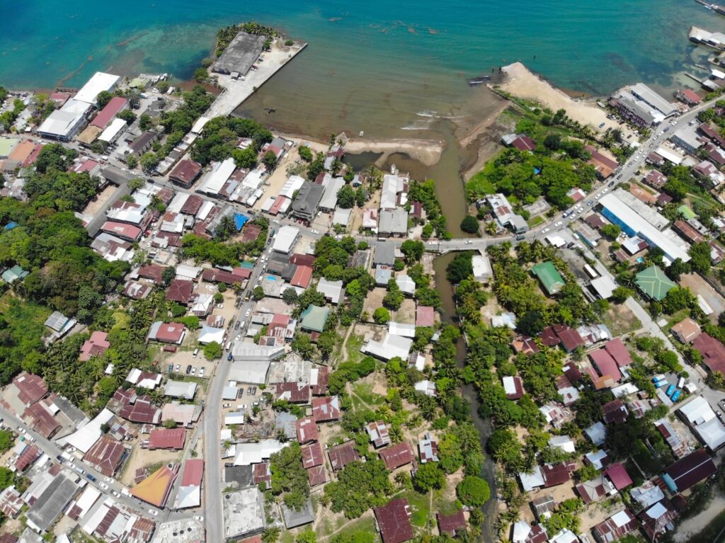 Las aguas residuales se vierten al océano y llegan al arrecife situado frente a la costa de Coxen Hole, en la isla de Roatán (Honduras)