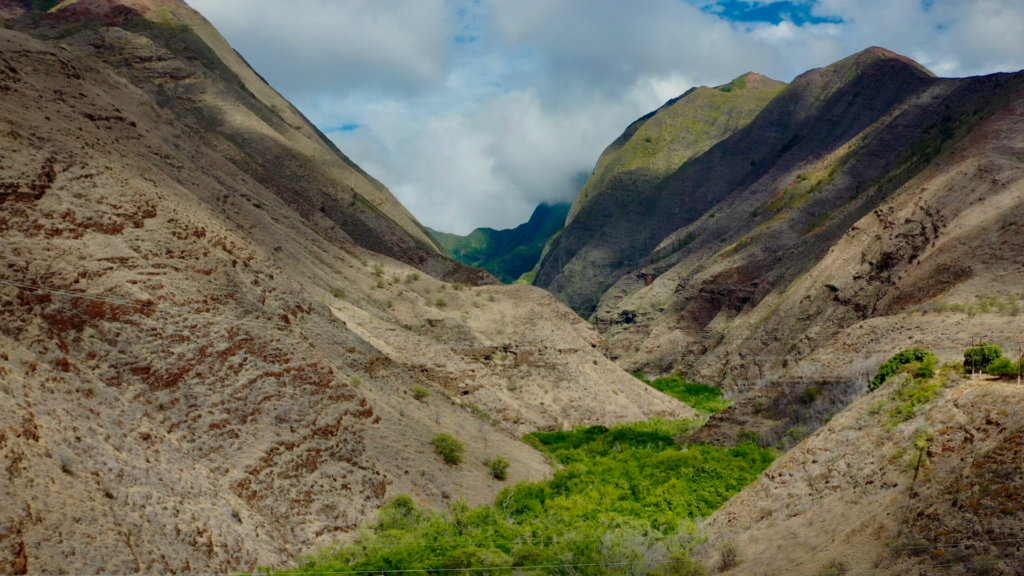 Landscape photo of Olowalu Valley surrounded by large mountains in Maui, Hawaii