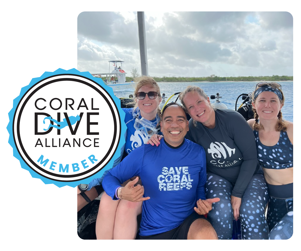 Insignia de CORAL Dive Alliance con buceadores felices con equipo de Coral Reef Alliance.
